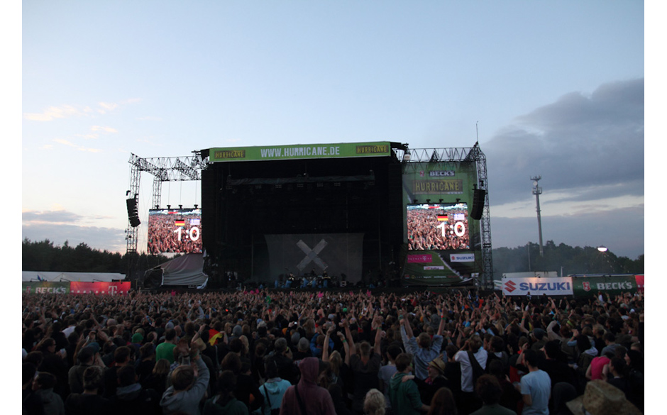The XX spielten in Konkurrenz zum Deutschland-Griechenland-Viertelfinalsspiel. Beim 1:0 ging ein Jubeln durch die Menge.