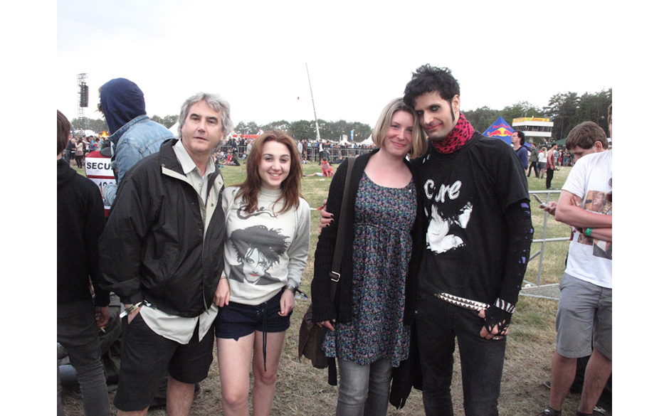 Cure-Fans am noch frühen Abend.