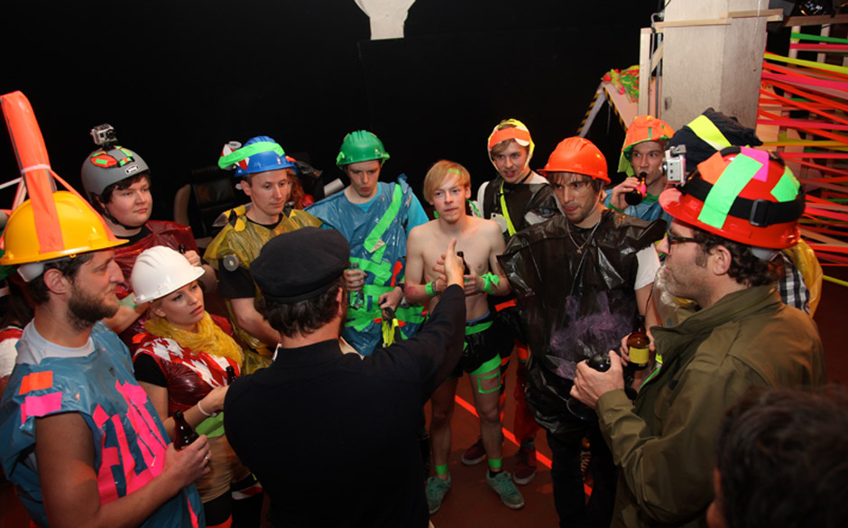 Die Top Ten Finalisten und der Gewinner einer Wild Card vom Magazin Sleaze fanden sich in einer abgelegenen Lagerhalle im ...