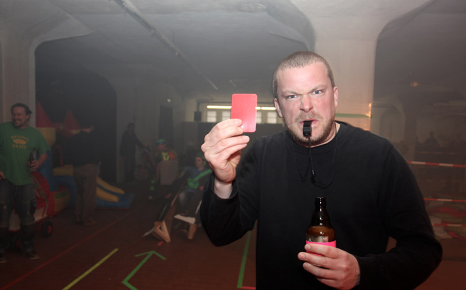 Alles unter den wachsamen Augen und tatkräftig unterstützt von Kryptik Joe, Porky und DJ Phono, die bei einzelnen Diszip...