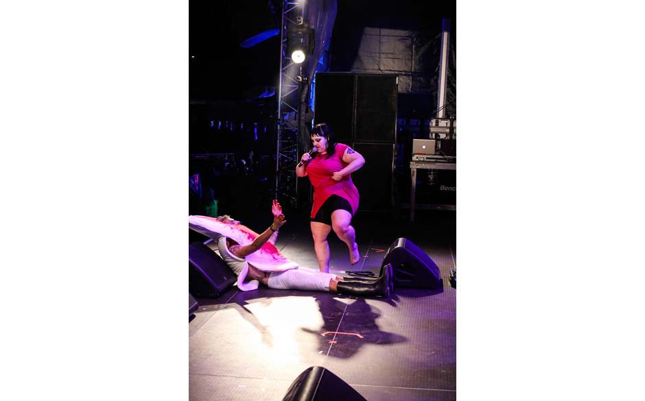 Beth Ditto steigt auf eine menschliche Binde