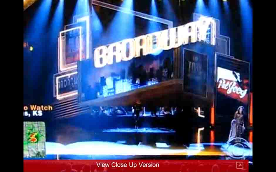 … krachte ihm von oben die Kulisse, die für den nächsten Act bereit gestellt werden sollte, auf den Kopf.