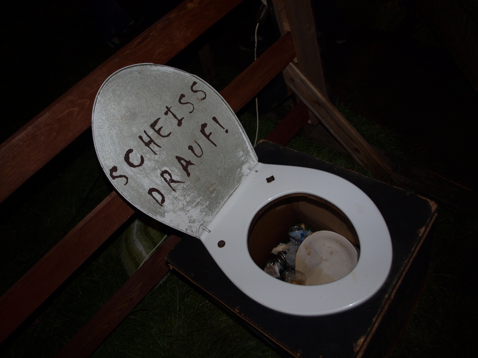 Unangenehm? Na, dann seid mal froh, dass ihr noch nicht die Metal-Hammer-Redaktionstoilette gesehen habt.