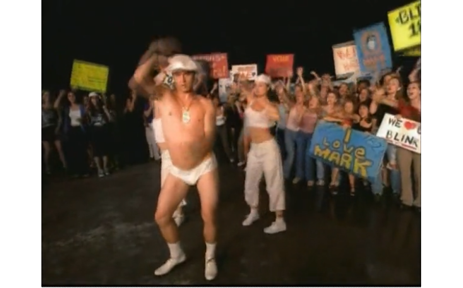 Die Backstreet Boys sind wirklich heiß. Dachten sich auch Blink-182 und machen auf Boygroup. Sieht gut aus – macht wei...