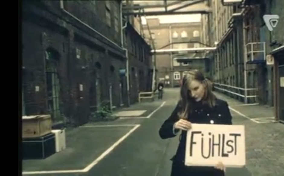 Ein Wort ist mehr als genug. Man kann sie ja in Schilder aneinander reihen. Sagten sich Wir sind Helden in ihrer Hommage a...