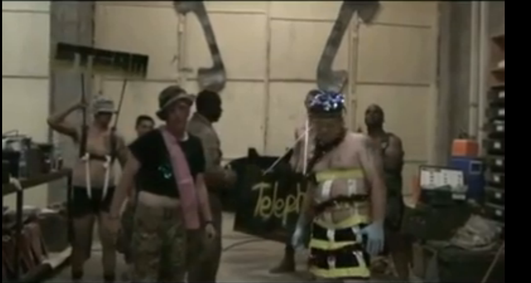 Hoffentlich nicht das Ergebnis von zu viel Langeweile: Ein US-Marine Corps stellte Lady Gagas "Telephone" nach. Und zeigte...