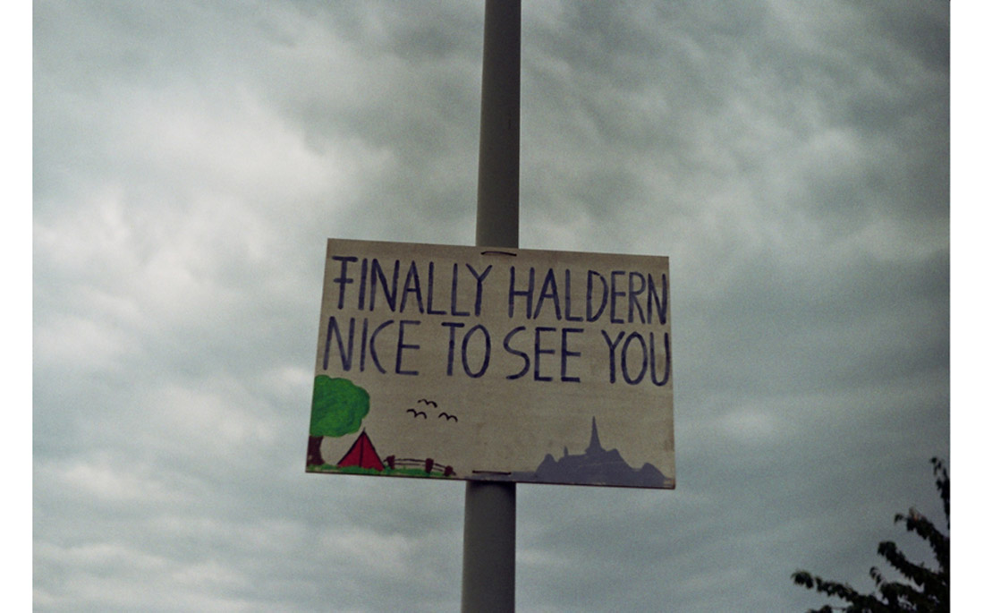 Das Dorf heißt seine Besucher willkommen.