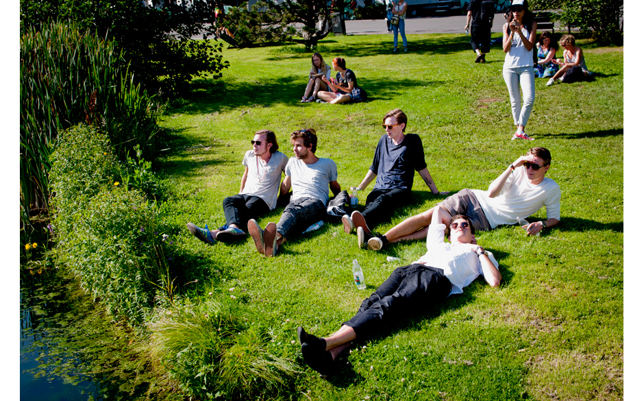 Chillen im Grünen ging in den sonnigen Momenten sehr gut. Die Bühne war dabei dennoch gut im Blick.