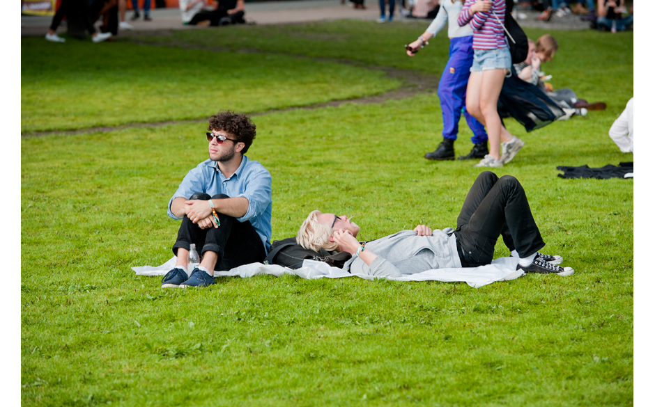 Und hier noch einmal: Chillende Hipster im Gras.