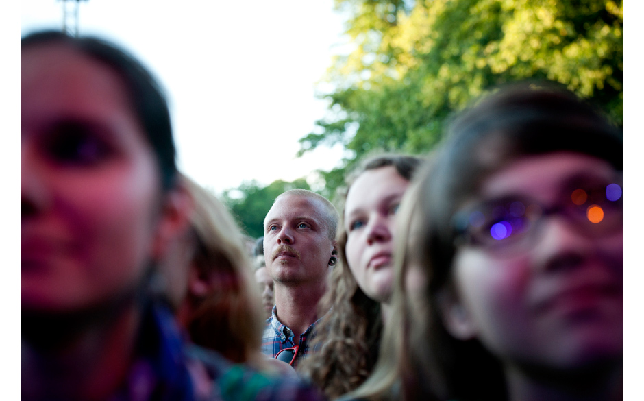 Man starrt andächtig auf die Bühne, auch wenn noch gar nichts passiert.