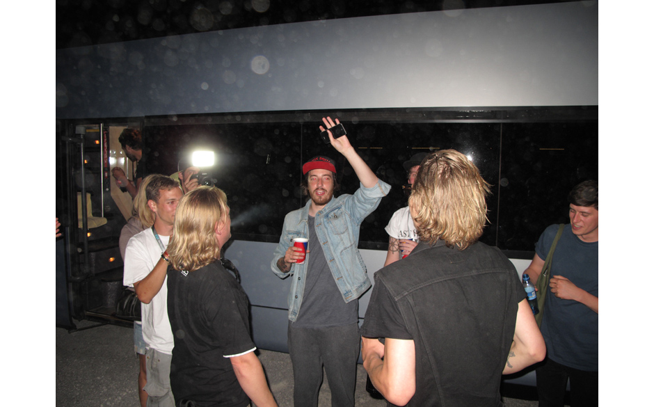 Casper vor dem Tourbus - die Beatsteaks hatten zu einer gemeinsamen After-Show-Party geladen