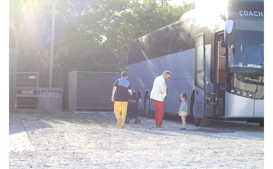 Familie Hot Chip am Tourbus