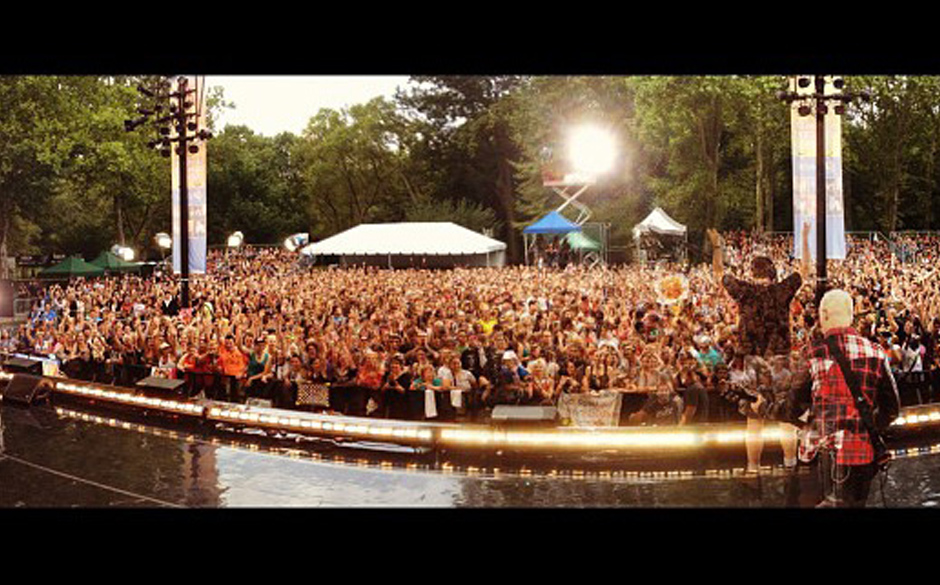 Stephen Bradley von No Doubt schloss sich der Bandleaderin gleich an.