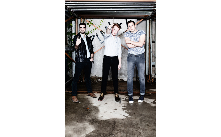 Kevin Baird trägt eine Lederjacke von Selected Homme, Hose von Pepe Jeans ,Polohemd von Strellson, Brille von Ray Ban, Sc...