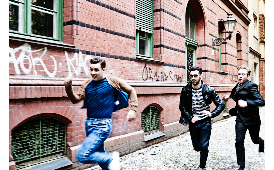 Sam Halliday trägt eine Lederjacke von Adidas Originals, Jeans von Replay, Shirt und Schuhe von Converse
Kevin Baird trä...