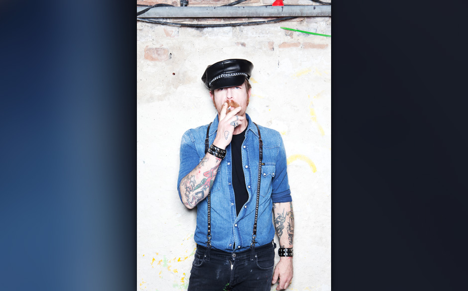 Jesse Hughes trägt ein Jeanshemd von Lee, Shirt von American Apparel und Ringe von Thomas Sabo.