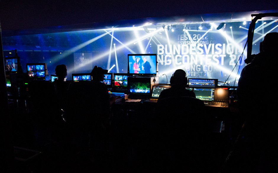 Stressiger Job: der Regisseur und seine Assistenten dirigieren die Live-Show