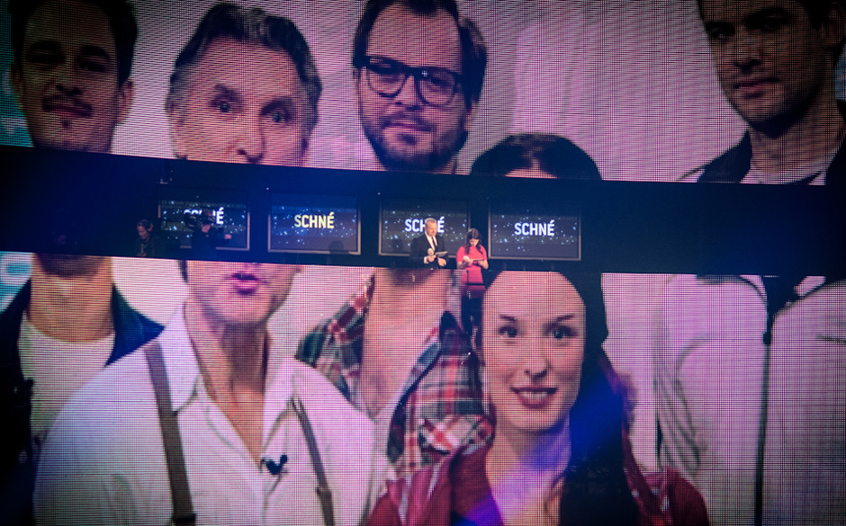 Knick in der Optik: Es wirkt als ob Schné, die Sängerin aus Bremen von Raab und Rieß skalpiert wird.