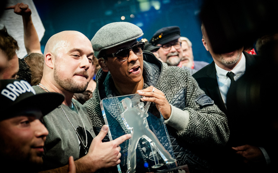 So sehen Sieger aus: Kool Savas und Xavier Naidoo mit ihrer Trophäe