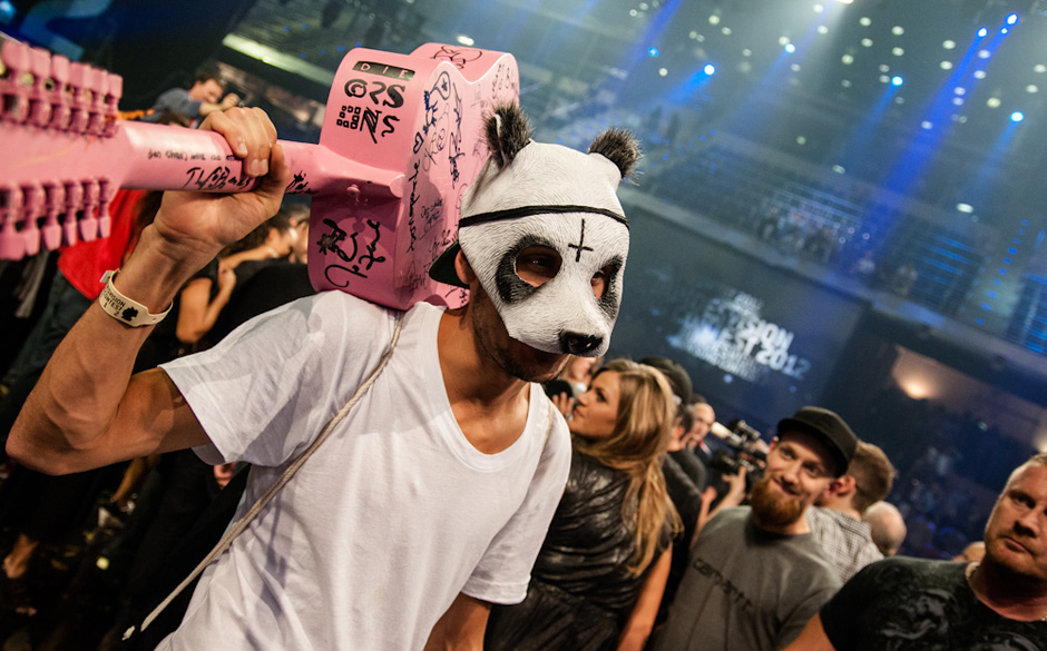 Cro hatte mit Abstand den entspanntesten Abend – er supportete die Orsons aus dem Saarland –  hier stellt er sich in P...