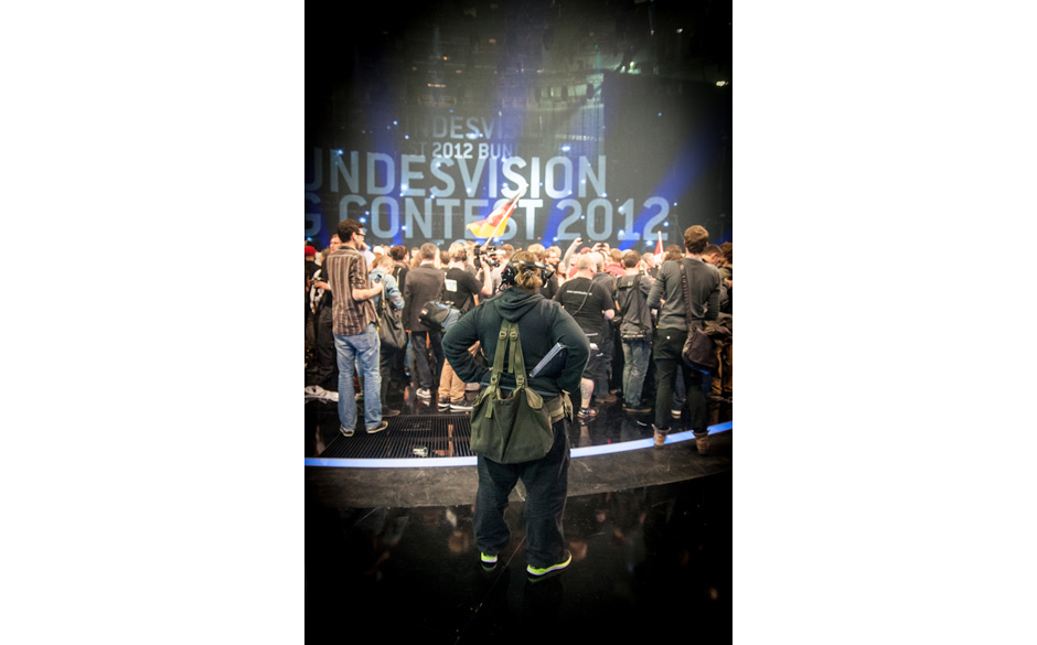 Gut bepackt: Die Aufnahmeleiterin hat alles im Blick