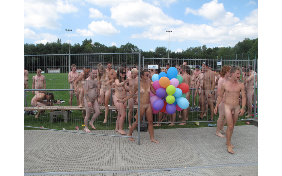 Die Aktfotoaktion "Free Pussy Riot" von Gerrit Starczewski