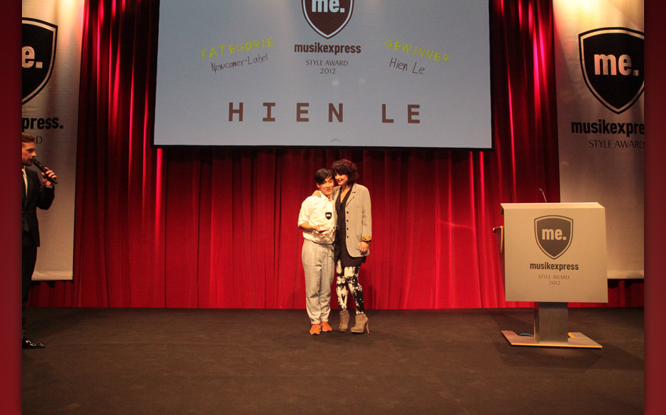 Miranda Leonhardt übergab den Award "Newcomer-Modelabel" an Hien Le.