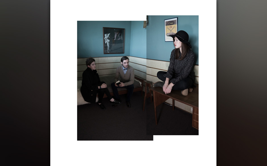 Hannah: Jacke Urban Outfitters, Shirt, Cheap Monday, Schuhe Even Odd. Marcel: Hemd Herr von Eden, Hose Lee, Schuhe, Burber...