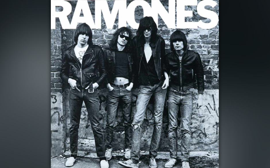 Ramones – "Ramones" (1976). Joey, Johnny, Dee Dee und Tommy spielten eine für damalige Hörgewohnheiten super schnelle,...