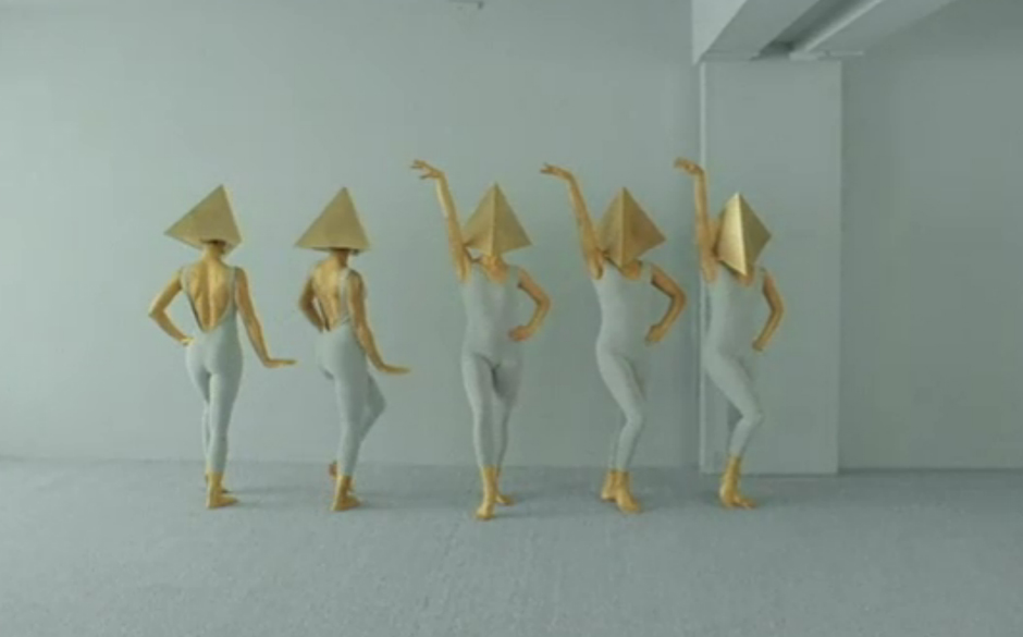 Deichkind: "ESDB". Toll: dieser Tanz ist ernst gemeinter, sprich graziler, als es auf den ersten Blick aussieht.