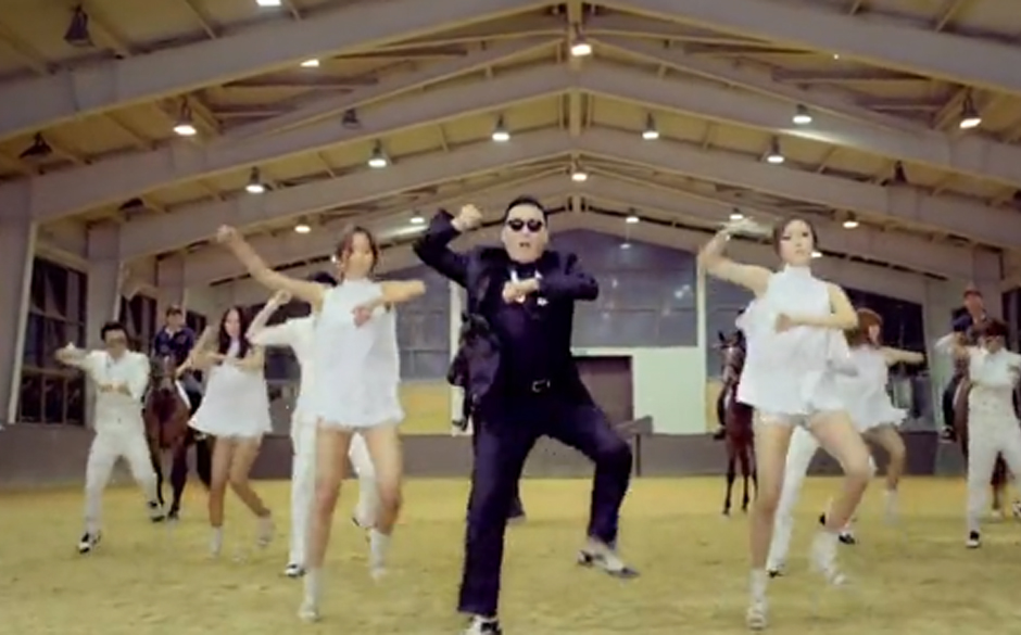 PSY: "Gangnam Style". Spricht für sich selbst. Irre!