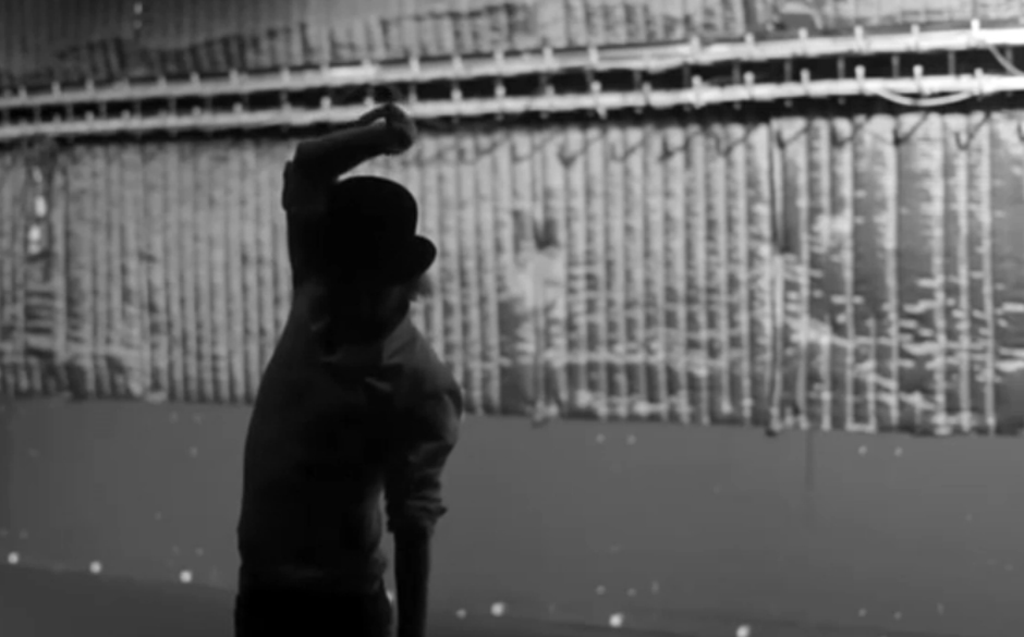 Radiohead: "Lotus Flower". Thom Yorke kann nicht tanzen. Aber er beherzigt einen Trick: Hut auf, das lenkt ab.