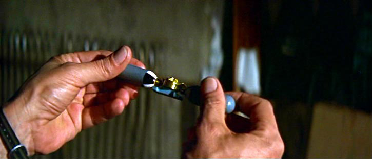 Mit diesem Stift kann sich James Bond unter Wasser halten - es liefert Luft für mehrere Minuten ("Feuerball").