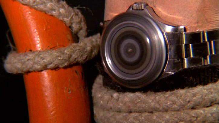 Fesseln zwecklos mit Bonds Mini-Uhr-Kreissäge ("Leben und sterben lassen")