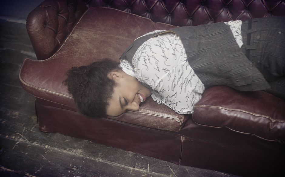 Bluse: Karl by Karl Lagerfeld, Hose und Weste: Freeman T. Porter, Gürtel: by Marlene Birger.