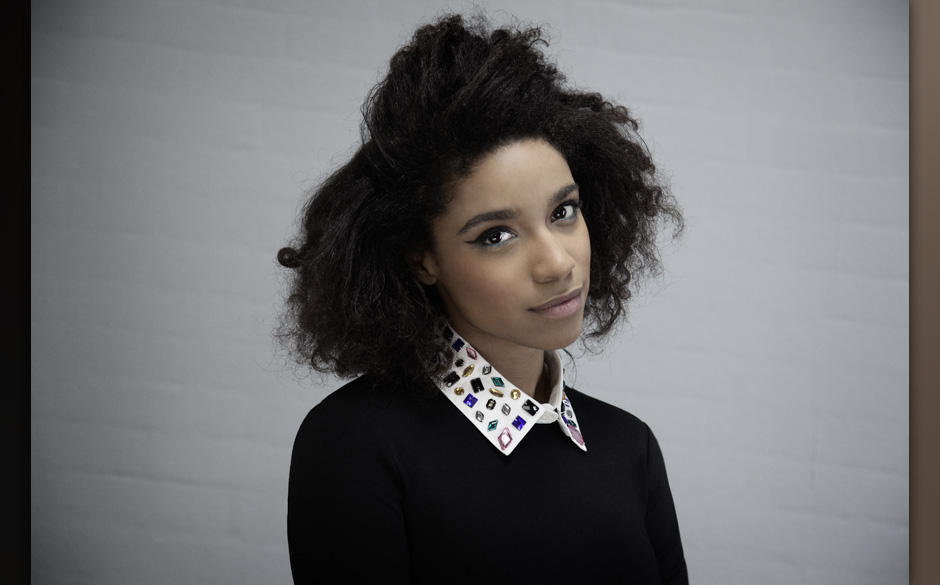 Kleid: Miss Sixty, Kragen: Monki.