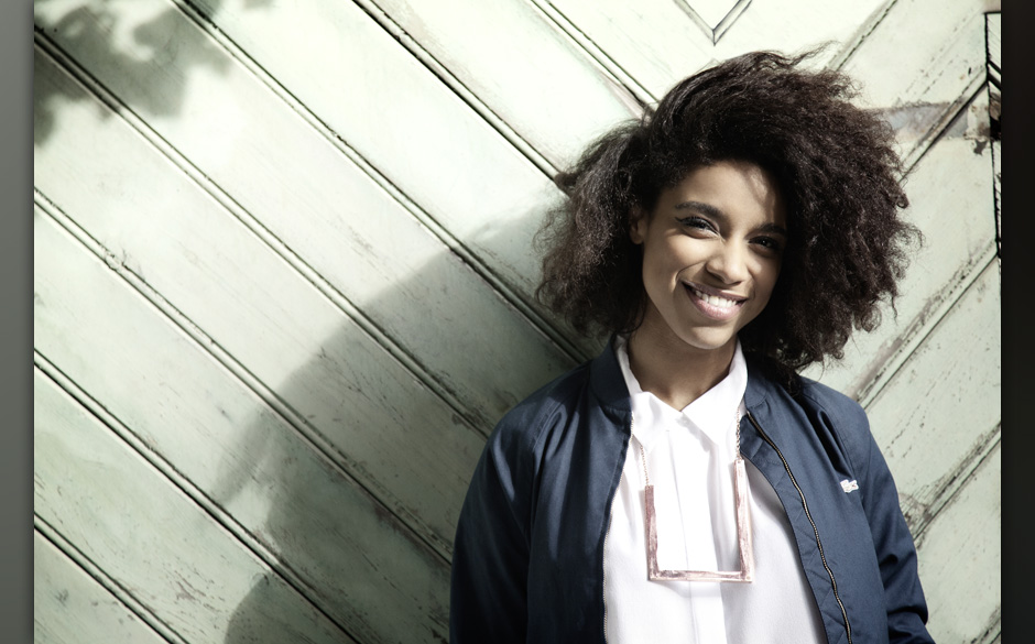 Jacke: Lacoste Live, Bluse: Monki, Hose: Carhartt, Kette und Armreif: Avelon.