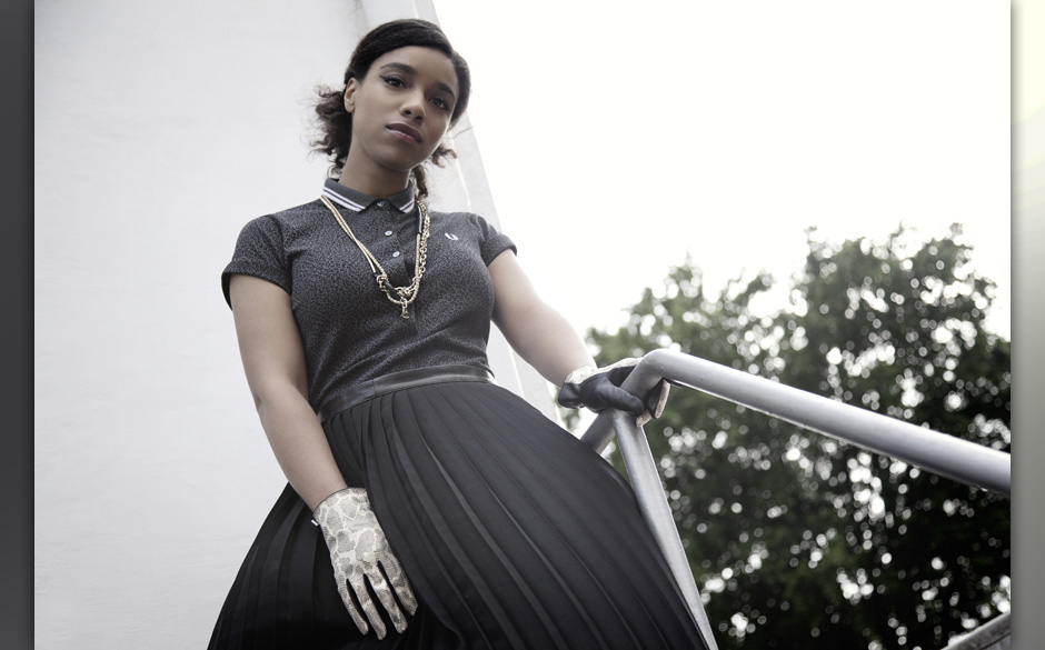 Poloshirt: Fred Perry, Rock: Weekday Collection, Schuhe: Vagabond, Handschuhe: Miss Sixty, Kette J Dauphin.