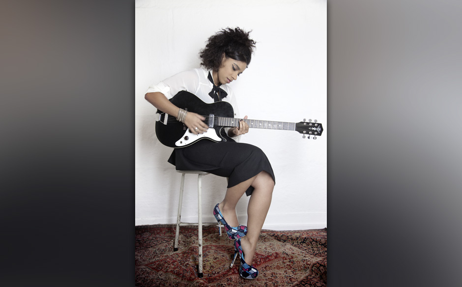 Bluse: Miss Sixty, Rock: by Marlene Birger, Armreif: J Dauphin.