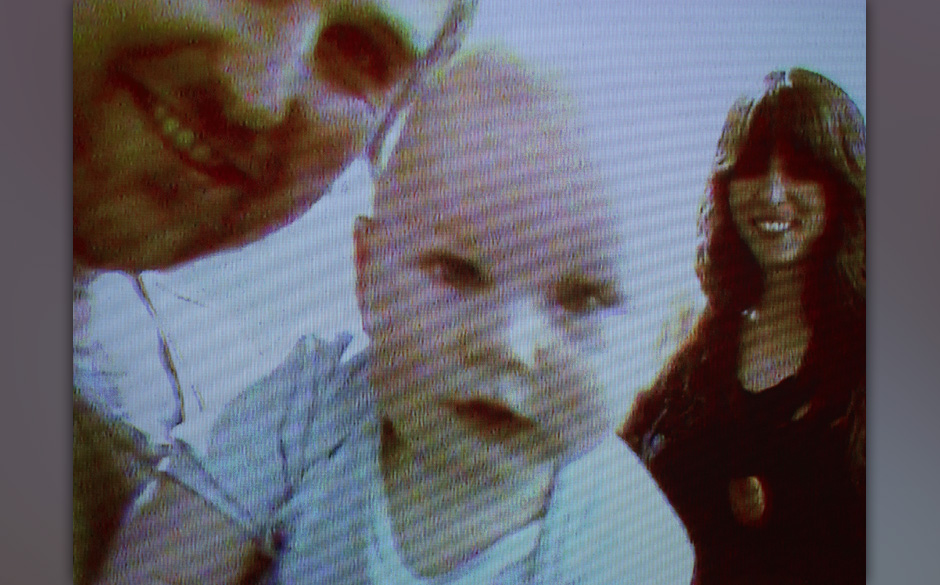 Aaron Coyes und Indra Dunis von Peaking Lights mit einem Baby