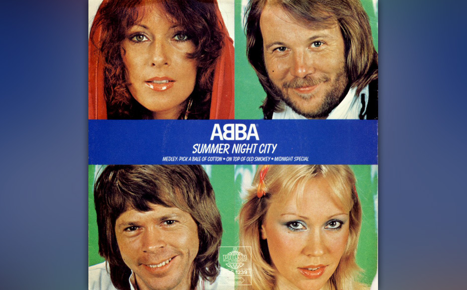 13. "Summer Night City". Der Klaviertastatur-Wooosh im Intro ist wohl mit Absicht übersteuert (Wachmacher-Effekt). Faszin...