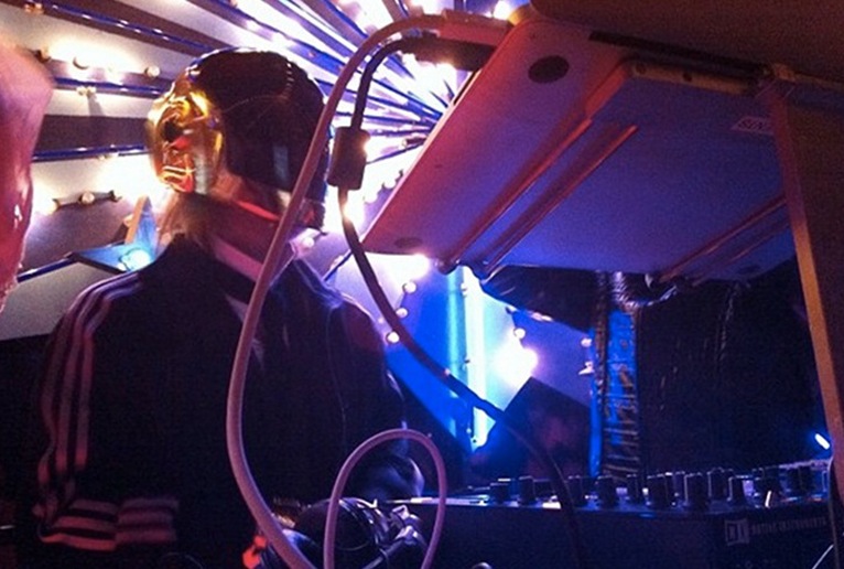 Thom Yorke war bei der Halloween-Party von Maroon 5. Verkleidet als Daft Punk. Hier geht es zum Artikel.