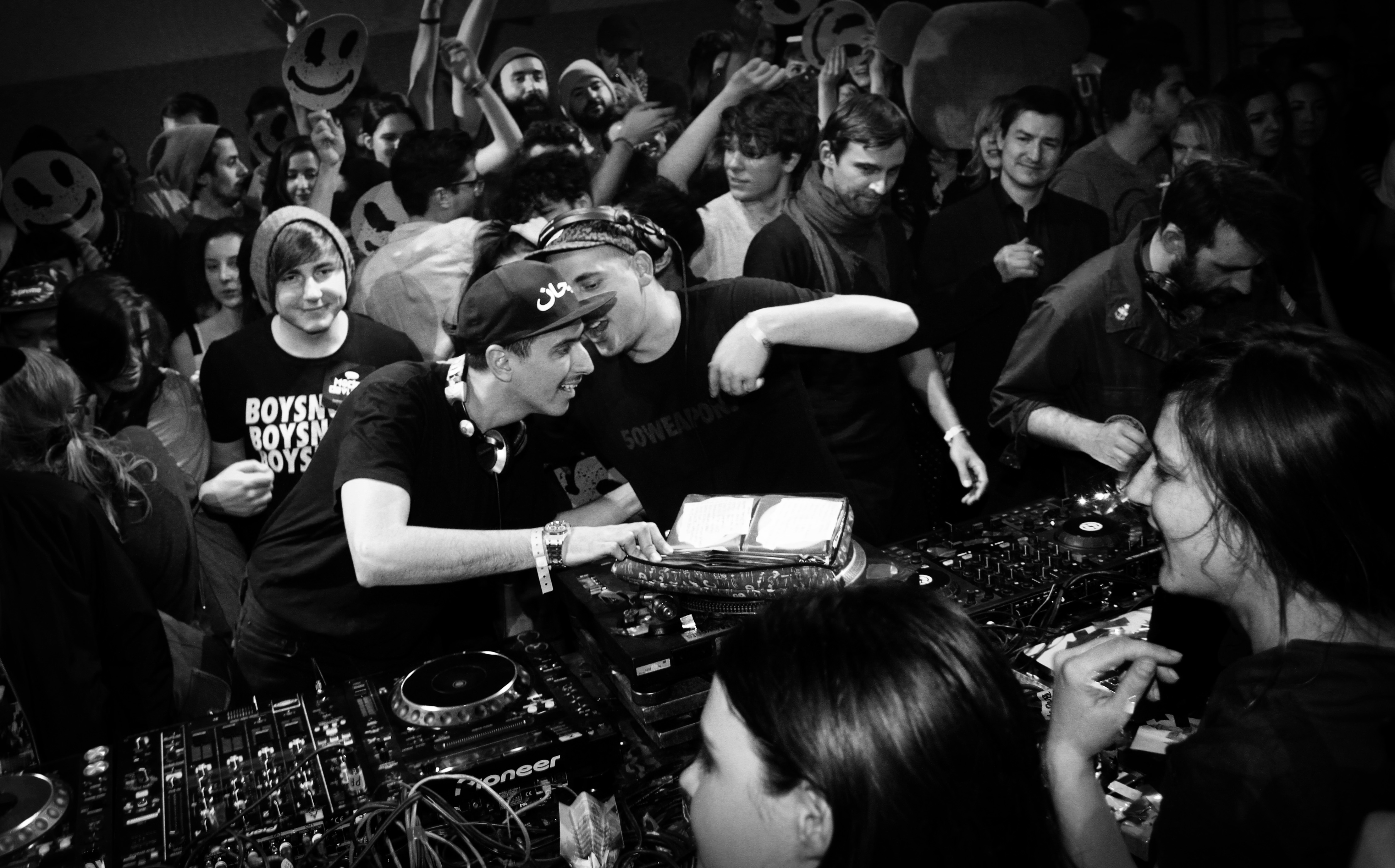 Gernot von Modeselektor übergibt die CD-Spieler an Alex Ridha (Boys Noize)