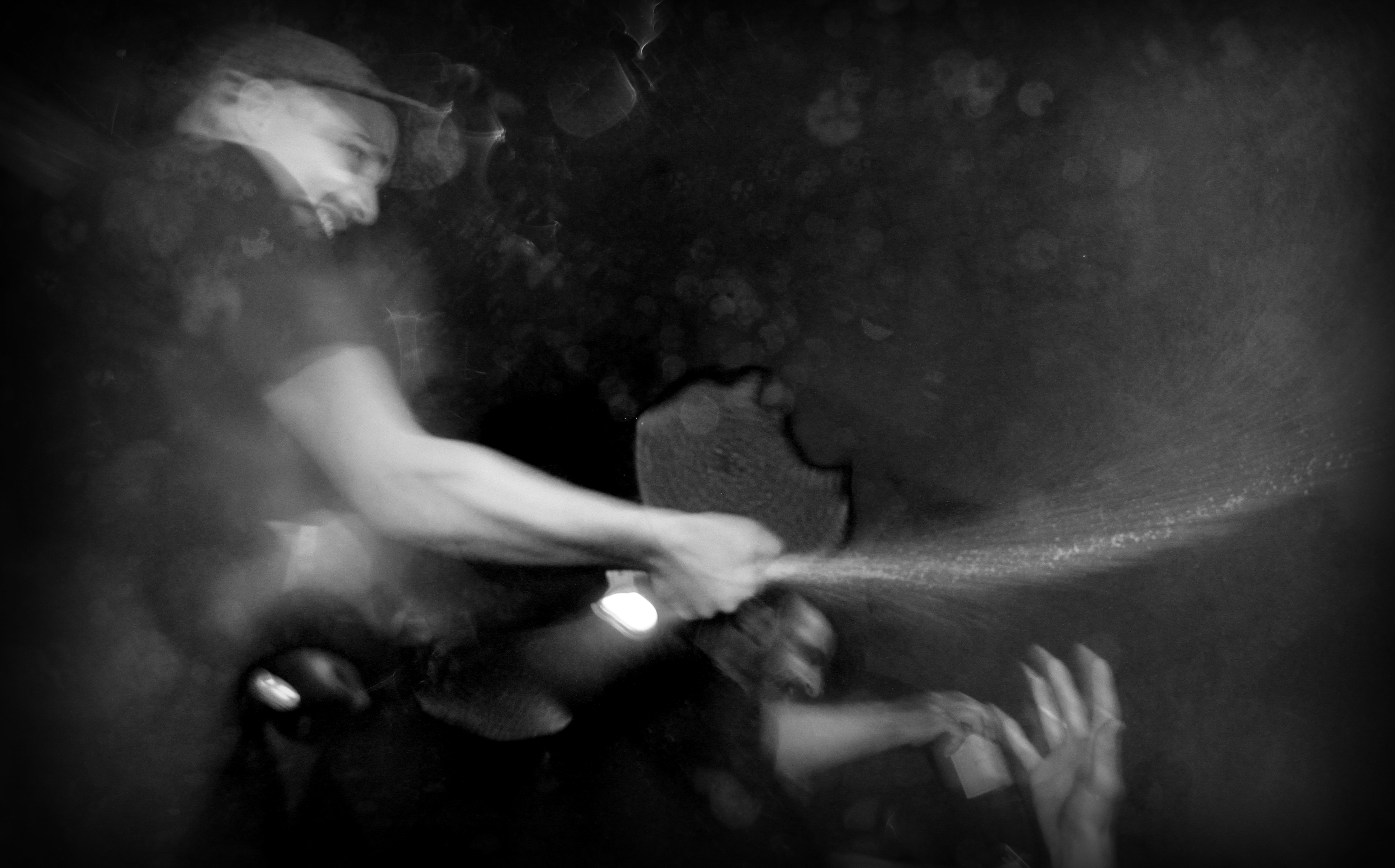 Die obligatorische Modeselektor-Champagner-Dusche