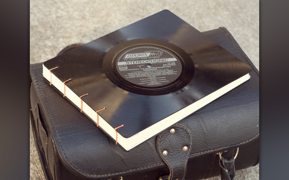 Ein Vinyl-Notizbuch für alle, die ihre Erinnerungen auch noch analog aufbewahren wollen. —ab 60  Euro, etsy.com/Msquare...