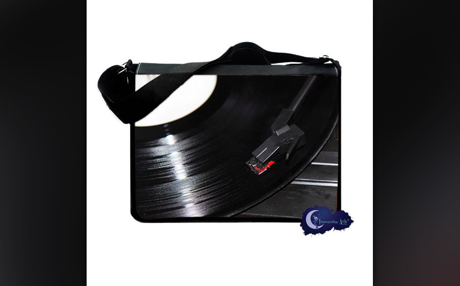 Die Liebe zum Vinyl kann man auch gut mit sich rumtragen. — ca. 39 Euro, www.etsy.com/InsomniacArts