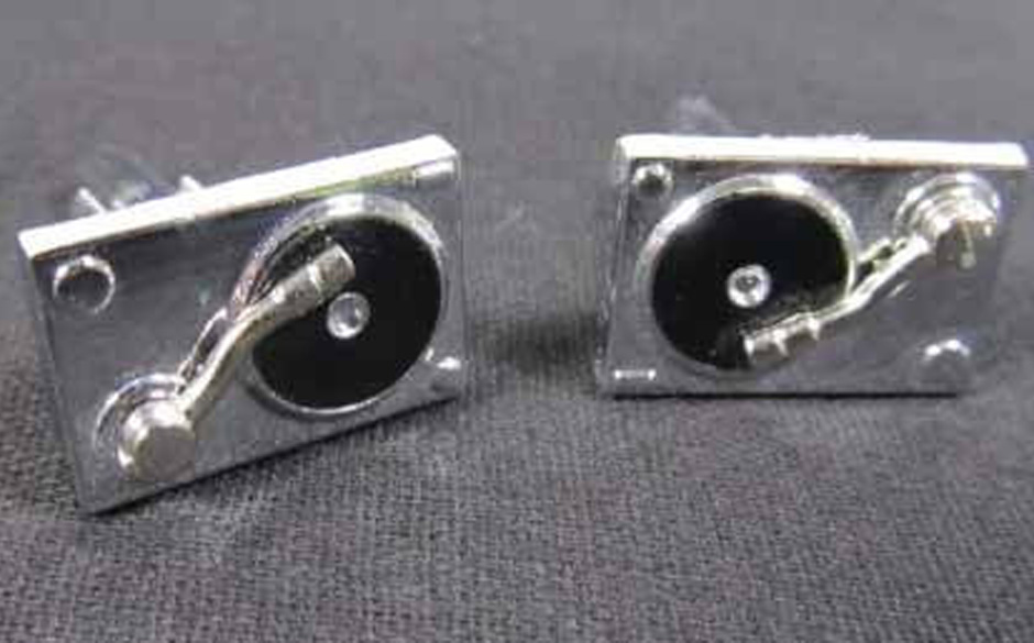 Wer auch im Anzug nicht ohne seinen Plattenspieler auskommen will, sollte sich diese Manschettenknöpfe zulegen. — ca. 1...