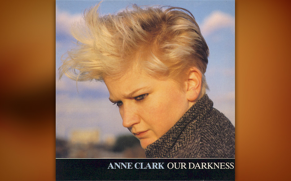 17. Anne Clark - „Our Darkness“ (1984)
Der große Klassiker der weltschmerzgeplagten Dichter-„Fürstin“ des Genres...