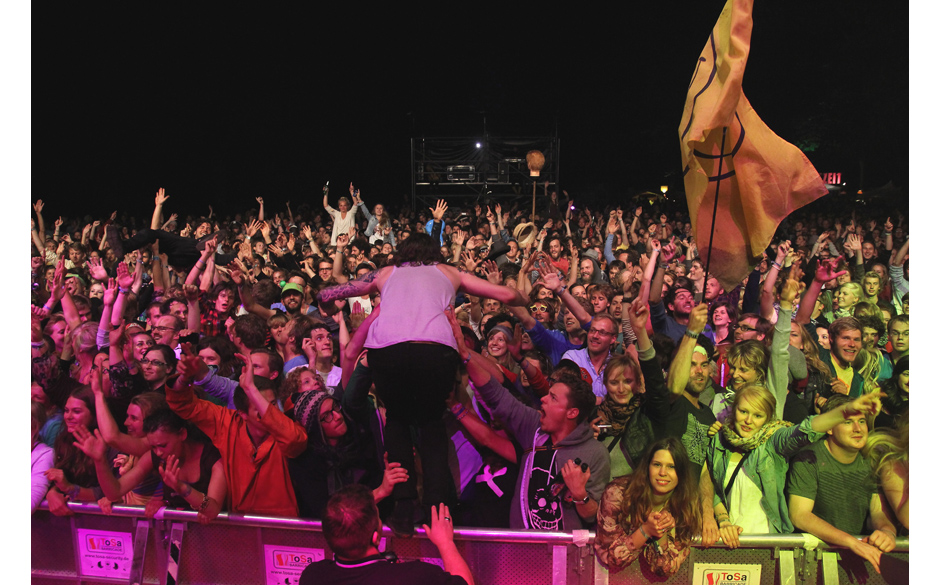 Der Abschluss des Appletreegarden Festivals: Apparat und Dry The River kommen mit auf die Bühne zu Crystal Fighters und s...