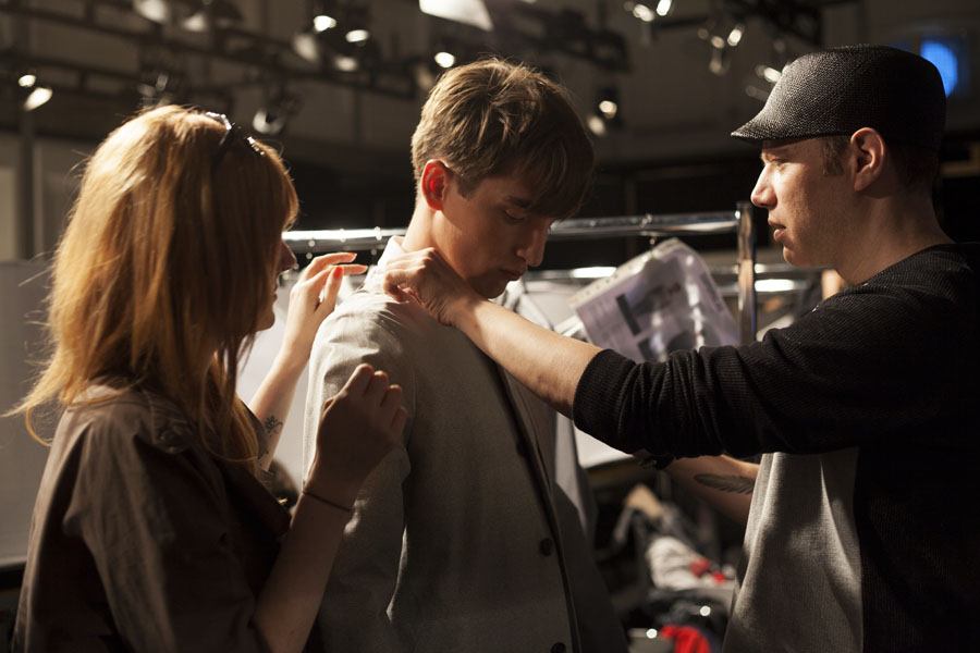 Designer Daniel Blechman schaut nach, ob alles perfekt sitzt.